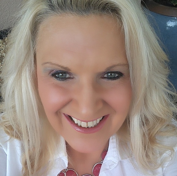 Meet your Posher, Carla - Picture 2 of 8